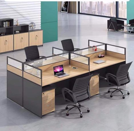 Bàn làm việc có vách gỗ Kính 4 Chỗ